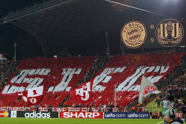 Der Bayern Fanblock fordert einen Sieg über den RSC Anderlecht Fußball EC 1 Herren Champions League 2003 2004, FC Bayern München - RSC Anderlecht 1:0 Totale München