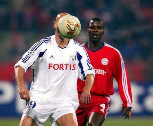 Ivica Mornar (Anderlecht, li.) versteckt sich hinter dem Ball, re. Samuel Osei Kuffour (Bayern) Fußball EC 1 Herren Champions League 2003 2004, FC Bayern München - RSC Anderlecht Gruppe München