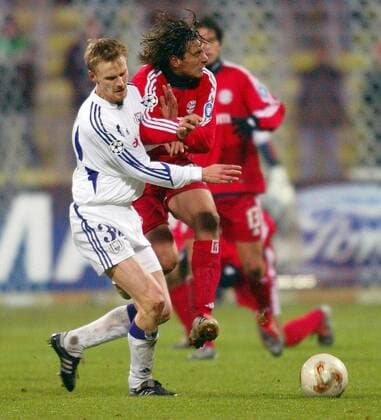 Hannu Tihinen (Anderlecht, li.) rennt Claudio Pizarro (Bayern) über den Haufen Fußball EC 1 Herren Champions League 2003 2004, FC Bayern München - RSC Anderlecht 1:0 Gruppe München Dynamik, Kampf,
