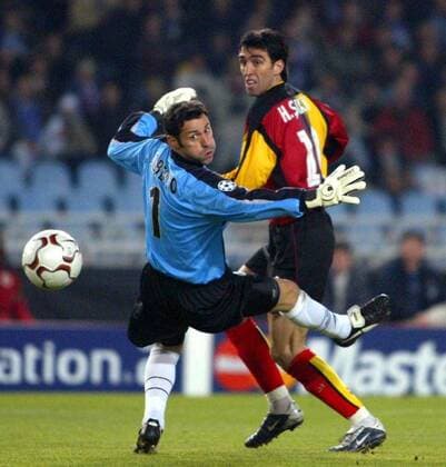 Hakan Sükür (hinten, Galatasaray) bezwingt Torwart Alberto Lopez Fernandez (San Sebastian) und bringt die Türken 1:0 in Führung Fußball EC 1 Herren Champions League 2003 2004, Real Sociedad San Sebastian - Galatasaray Istanbul 1:1 Gruppe San Sebastian Dynamik,