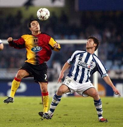 Berkant Göktan (li., Galatasaray) gegen Xabi Alonso Olano (San Sebastian) Fußball EC 1 Herren Champions League 2003 2004, Real Sociedad San Sebastian - Galatasaray Istanbul 1:1 Gruppe San Sebastian Dynamik,