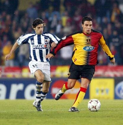 Berkant Göktan (re., Galatasaray) gegen Bittor Alkiza Fernandez (San Sebastian) Fußball EC 1 Herren Champions League 2003 2004, Real Sociedad San Sebastian - Galatasaray Istanbul 1:1 Gruppe San Sebastian Dynamik,