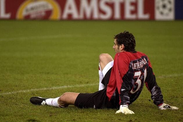 Torwart Dimitrios Eleftheropoulos (Olympiakos) enttäuscht Fußball EC 1 Herren Champions League 2003 2004, Turin - Olympiakos Piräus 7:0, Einzelbild Turin Enttäuschung, Nachdenklichkeit,