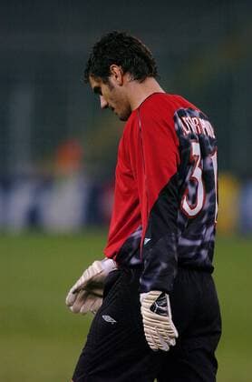 Torwart Dimitrios Eleftheropoulos (Olympiakos) enttäuscht Fußball EC 1 Herren Champions League 2003 2004, Turin - Olympiakos Piräus 7:0, Einzelbild Turin Enttäuschung, Nachdenklichkeit,