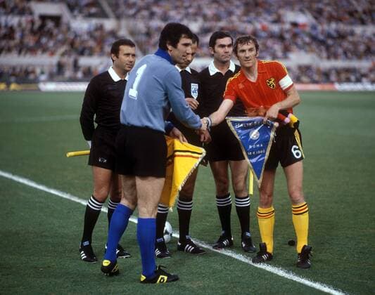 Torwart Dino Zoff (li., Italien) beim Wimpeltausch mit Julien Cools (Belgien) Fußball EM Herren DEUTSCHSPRACHIGE SPORTZEITSCHRIFTEN UND -ZEITUNGEN NUR NACH RÜCKSPRACHE, Europameisterschaft 1980 Gruppe Rom Harmonie,