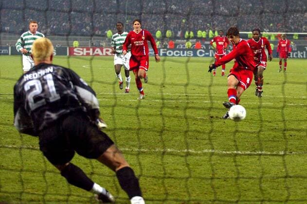 Juninho (re., Lyon) erzielt per Strafstoß gegen Torwart Magnus Hedman (Celtic) den Siegtreffer zum 3:2 Fußball EC 1 Herren Champions League 2003 2004, Olympique Lyonnais - Celtic Glasgow 3:2, OL, Totale Lyon Dynamik,  