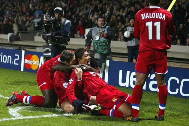 Torjubel Lyon an der Eckfahne v.re.: Giovane Elber, Jeremie Berthod und Mahamadou Diarra Fußball EC 1 Herren Champions League 2003 2004, Olympique Lyonnais, OL, Gruppe Lyon Freude, Begeisterung,  