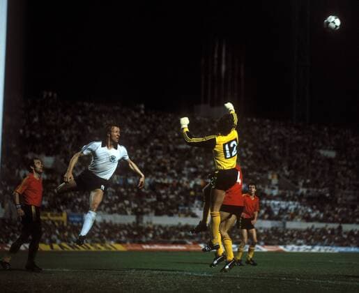 Horst Hrubesch (li., BR Deutschland) gegen Torwart Jean-Marie Pfaff (Belgien) Fußball EM Herren DEUTSCHSPRACHIGE SPORTZEITSCHRIFTEN UND -ZEITUNGEN NUR NACH RÜCKSPRACHE, Europameisterschaft 1980 Gruppe Rom Dynamik,