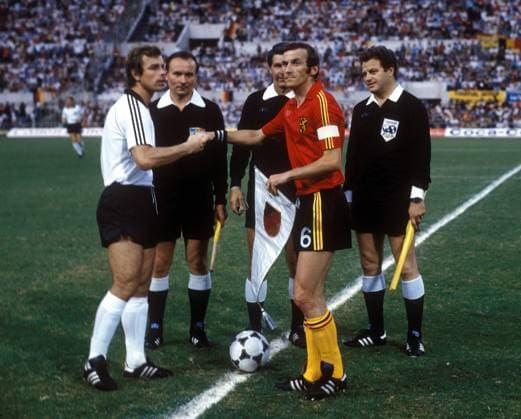 Die Spielführer Julien Cools (Belgien, re.) und Bernard Dietz (BR Deutschland) tauschen vor dem Finale die Wimpel, dazwischen Schiedsrichter Nicolae Rainea (Rumänien) Fußball EM Herren DEUTSCHSPRACHIGE SPORTZEITSCHRIFTEN UND -ZEITUNGEN NUR NACH RÜCKSPRACHE, Europameisterschaft 1980 Gruppe Rom, Bernd Harmonie,