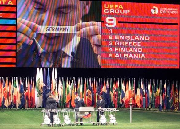 Das Los Germany (Deutschland) wird anläßlich der Auslosung der Qualifikationsgruppen zur Weltmeisterschaft 2002 in die Gruppe 9 zu Albanien, Finnland, Griechenland und England gelost Fußball WM Herren Auslosung Qualifikationsgruppen 1999, Gruppenauslosung, Weltmeisterschaftsqualifikation Totale