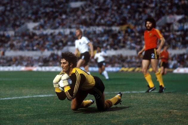 Torwart Jean-Marie Pfaff (Belgien) sichert den Ball Fußball EM Herren DEUTSCHSPRACHIGE SPORTZEITSCHRIFTEN UND -ZEITUNGEN NUR NACH RÜCKSPRACHE, Europameisterschaft 1980 Einzelbild Rom Abwehr,