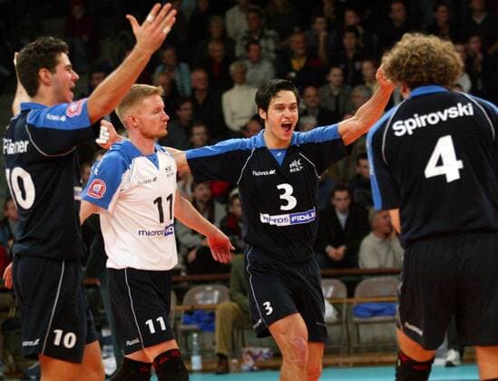 Mannschaftsjubel SCC Berlin, v.li.: Sebastian Prüsener, Nisse Huttunen, Eugen Bakumovski und Spirovski Volleyball EC 1 Herren Champions League 2003 2004, SC Charlottenburg Berlin Gruppe Berlin Freude,