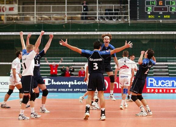 Mannschaftsjubel SCC Berlin um Aleksandar Spirovski (hi. Mitte) und Eugen Bakumovski Volleyball EC 1 Herren Champions League 2003 2004, SC Charlottenburg Berlin Gruppe Berlin Freude, Begeisterung,