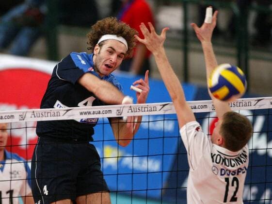 Aleksandar Spirovski (SCC Berlin, li.) mit einem Schmetterball gegen Grzegorz Kokozinski (Czestochowa) Volleyball EC 1 Herren Champions League 2003 2004, SC Charlottenburg Berlin - Pamapol AZS Czestochowa 3:2 Gruppe Berlin Dynamik,