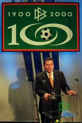 100 Jahre DFB - Bundeskanzler Gerhard Schröder (SPD Deutschland) hält eine Ansprache Fußball Herren 100 Jahre Deutscher Fußballbund 2000, Festakt, Jubiläum, Gründungstag, Geburtstag, Gründung Einzelbild Leipzig