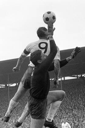 Torwart Petar Radenkovic (1860, vorn) wird von Uwe Seeler (HSV) hart bedrängt Fußball 1. BL Herren Saison 1968 1969, TSV 1860 München - Hamburger SV 3:3 Gruppe München Dynamik, Kampf, Höhe,