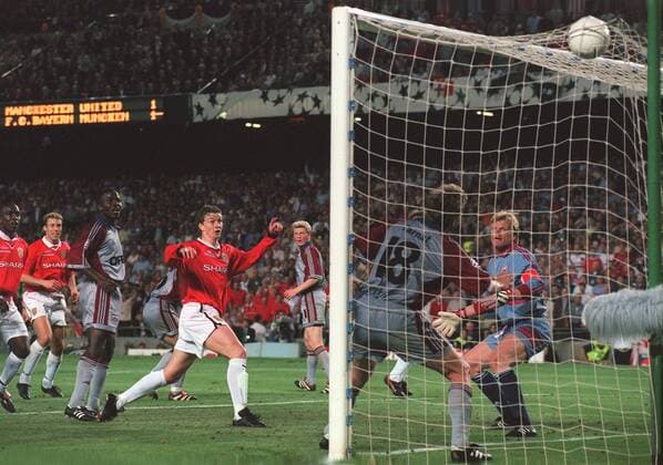 Der Ball schlägt ein - Ole Gunnar Solskjaer (li., ManU) erzielt in der Nachspielzeit das 2:1, Torwart Oliver Kahn (re.) und Michael Tarnat (vorn li., beide Bayern) machtlos auf der Linie Fußball EC 1 Herren Champions League 1998 1999, Manchester United - FC Bayern München 2:1, Finale, Endspiel, Vneg Gruppe Barcelona Dynamik, Spannung
