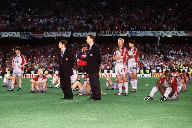 Trainer Ottmar Hitzfeld (vorn re.) und seine Bayern enttäuscht während der Ehrung des Siegers Fußball EC 1 Herren Champions League 1998 1999, FC Bayern München, Finale, Endspiel, Vneg Totale Barcelona Enttäuschung, Verzweiflung