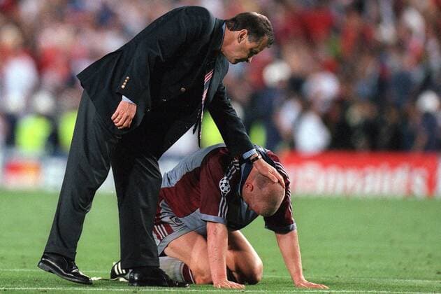 Bittere Niederlage in der Nachspielzeit - Trainer Ottmar Hitzfeld (li.) versucht Carsten Jancker (beide Bayern) zu trösten Fußball EC 1 Herren Champions League 1998 1999, FC Bayern München, Finale, Endspiel, Vneg Gruppe Barcelona Enttäuschung, Verzweiflung,