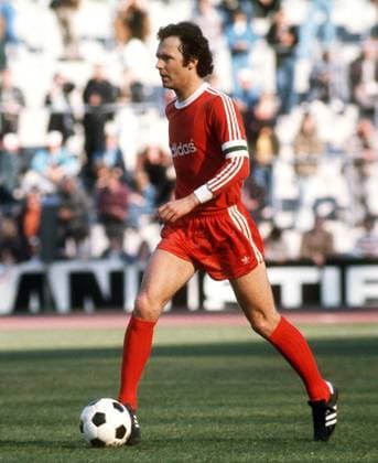Franz Beckenbauer (Bayern) am Ball Fußball 1. BL Herren Saison 1975 1976, FC Bayern München, Vneg Einzelbild München Dynamik,