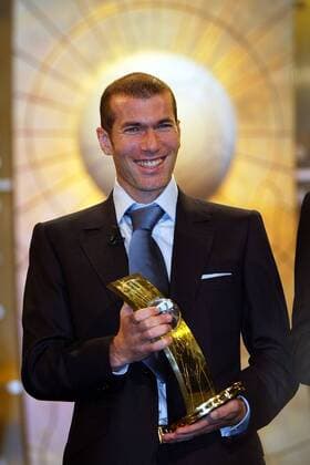 Weltfußballer des Jahres 2003: Zinedine Zidane (Frankreich) präsentiert stolz die Trophäe Fußball Herren Wahl zum Weltfußballer des Jahres 2003, FIFA World Player of the Year Award, Fußballer, Vdig Einzelbild Basel