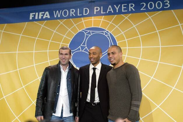 Die Weltfußballer 2003 - v.li.: Zinedine Zidane (1. Platz), Thierry Henry (beide Frankreich, 2. Platz) und Ronaldo (Brasilien, 3. Platz) Fußball Herren Wahl zum Weltfußballer des Jahres 2003, FIFA World Player of the Year Award, Fußballer Gruppe Basel Freude,