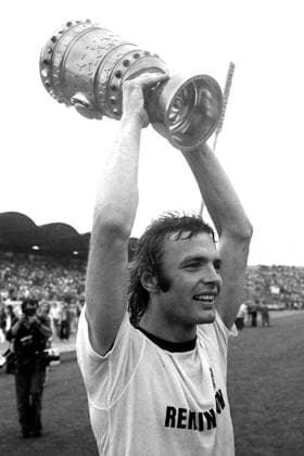 Karl-Heinz Körbel (Frankfurt) präsentiert stolz den Pokal Fußball 1. BL Herren DFB-Pokalfinale 1974 1975, Eintracht Frankfurt, Pokalspiel, Pokalendspiel, Finale, Vneg, Vsw Einzelbild Hannover Freude,
