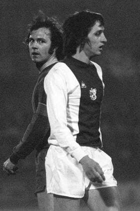 Wenn Blicke töten könnten - Franz Beckenbauer (hinten, Bayern) fixiert Johan Cruyff (Ajax) Fußball EC 1 Herren Europapokal der Landesmeister 1972 1973, FC Bayern München, Europacup, Vneg, Vsw Gruppe Amsterdam