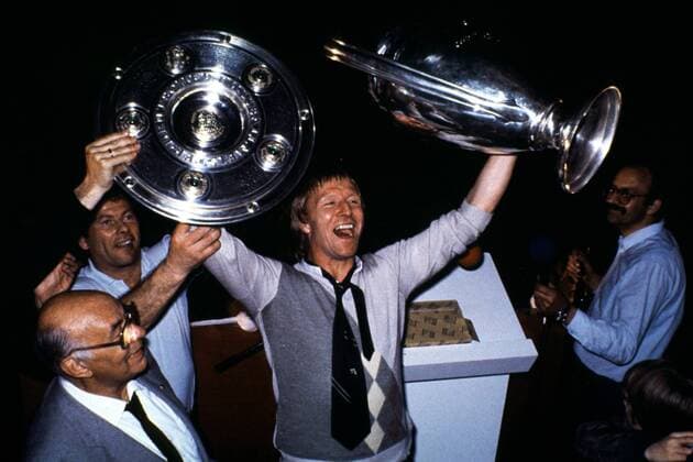 Horst Hrubesch (HSV) feiert mit der Meisterschale und dem Landesmeisterpokal das Double Fußball 1. BL Herren Saison 1982 1983, Hamburger SV, Europapokal der Landesmeister, Europacup Einzelbild Hamburg Glück, Begeisterung, Freude,