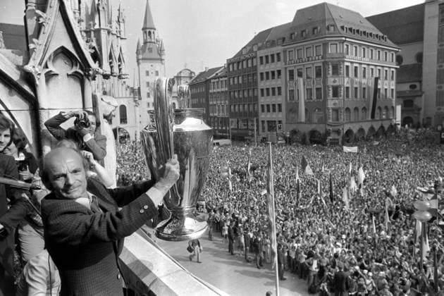 Trainer Dettmar Cramer (Bayern) präsentiert beim Empfang auf dem Rathausbalkon den Landesmeisterpokal Fußball EC 1 Herren Europapokal der Landesmeister 1974 1975, Europacup, FC Bayern München, Rathaus, Balkon, Marienplatz Totale München Masse, Freude,