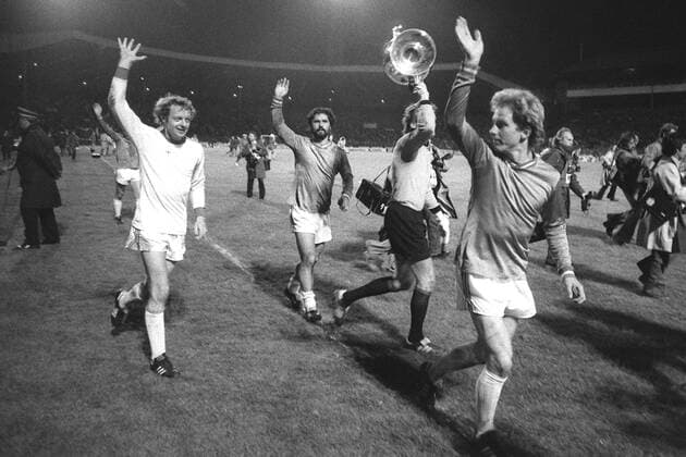 Die Bayern auf der Ehrenrunde mit dem Landesmeisterpokal, v.li: Johnny Hansen, Gerd Müller, Torwart Sepp Maier und Karl-Heinz Rummenigge Fußball EC 1 Herren Europapokal der Landesmeister 1975 1976, Europacup, FC Bayern München Gruppe Glasgow Begeisterung, Freude,