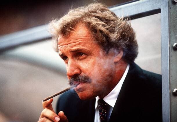 Trainer Dragoslav Stepanovic (Leverkusen) raucht genüßlich ein Zigarillo Fußball Herren DFB-Pokal 1992 1993, Pokalspiel, Finale, Endspiel, Pokalfinale, Pokalendspiel, Bayer 04 Leverkusen Porträt Berlin