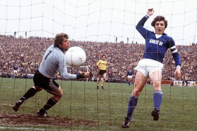 Klaus Fischer (re., Schalke) erzielt das Tor gegen Torwart Horst Bertram (BVB) Fußball 1. BL Herren Saison 1976 1977, FC Schalke 04 - Borussia Dortmund 4:2 Gruppe Gelsenkirchen Dynamik,