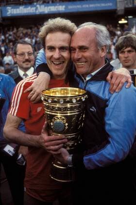 Karl-Heinz Rummenigge (li.) und Trainer Udo Lattek (beide Bayern) mit dem DFB-Pokal in den Händen Fußball 1. BL Herren DEUTSCHSPRACHIGE SPORTZEITSCHRIFTEN UND -ZEITUNGEN NUR NACH RÜCKSPRACHE, DFB-Pokal 1983 1984 Gruppe Frankfurt M. Harmonie, Glück Begeisterung, Freude,