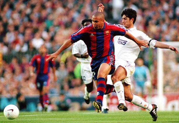 Ronaldo (li., Barca) gegen Victor (Real) - VERÖFFENTLICHUNGSRECHTE NUR FÜR DEUTSCHE MEDIEN Fußball Herren Saison 1996 1997, FC Barcelona - Real Madrid 1:0, Vneg Gruppe Barcelona Dynamik,