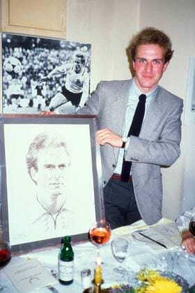 Karl-Heinz Rummenigge (Bayern) präsentiert eine Zeichnung seiner selbst Fußball 1. BL Herren Saison 1982 1983, FC Bayern München Einzelbild Aufnahmedatum geschätzt München