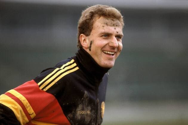 Karl-Heinz Rummenigge (BR Deutschland) mit Schlamm im Gesicht, der guten Laune tut das bißchen Dreck keinen Abbruch Fußball Herren DEUTSCHSPRACHIGE SPORTZEITSCHRIFTEN UND -ZEITUNGEN NUR NACH RÜCKSPRACHE, Nationalmannschaft 1987 Einzelbild Aufnahmedatum geschätzt