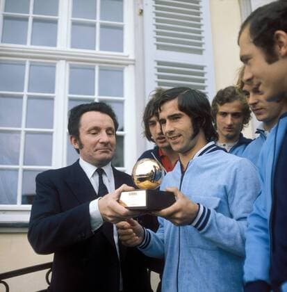 Gerd Müller (Bayern) bekommt den Goldenen Ball für Europas Fußballer des Jahres 1970 Fußball 1. BL Herren Saison 1970 1971, FC Bayern München Gruppe Aufnahmedatum geschätzt München