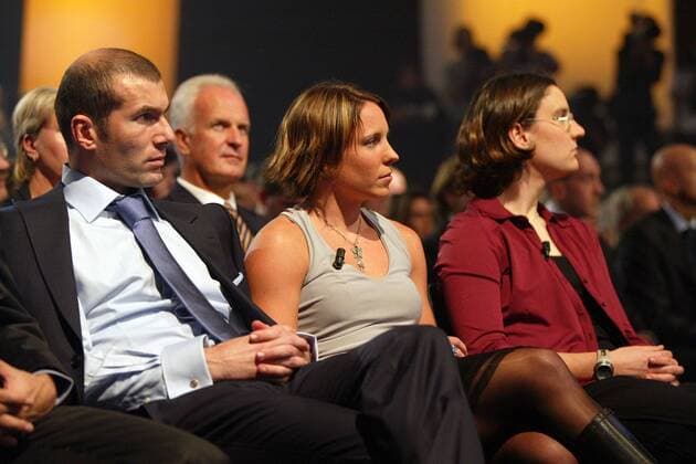 Die Weltfußballer Zinedine Zidane (Frankreich, li.) und Birgit Prinz (Deutschland) umrahmen die Drittplatzierte Hanna Ljungberg (Schweden), hinten Nationaltrainer Stange (Irak) Fußball Damen Wahl zum Weltfußballer des Jahres 2003, FIFA World Player of the Year Award, Fußballer, Gala, Feier Gruppe Basel