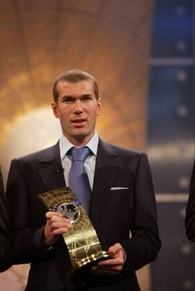 Der Weltfußballer des Jahres 2003 Zinedine Zidane (Frankreich) präsentiert seine Trophäe Fußball Herren Wahl zum Weltfußballer des Jahres 2003, FIFA World Player of the Year Award, Fußballer, Gala, Feier Einzelbild Basel