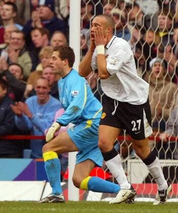 Mikael Silvestre (Manchester United, re.) fassungslos vor Torwart Thomas Sorensen (Aston Villa) Fußball Herren FA-Cup 2003 2004, englischer Pokal, Pokalspiel, Aston Villa FC - Manchester United 1:2, ManU, Gruppe Birmingham Enttäuschung, Verzweiflung,