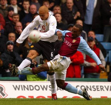 Wesley Brown (Manchester United, li.) wird von Darius Vassell (Aston Villa) attackiert Fußball Herren FA-Cup 2003 2004, englischer Pokal, Pokalspiel, Aston Villa FC - Manchester United 1:2, ManU, Gruppe Birmingham Dynamik,