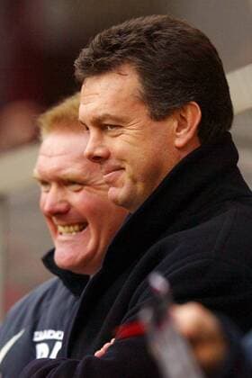 Trainer David O Leary (re.) rutscht ein Lächeln über die Lippen, li. amüsiert sich Co-Trainer Roy Aitken (beide Aston Villa) Fußball Herren FA-Cup 2003 2004, englischer Pokal, Pokalspiel 1:2, Aston Villa FC, Gruppe Birmingham