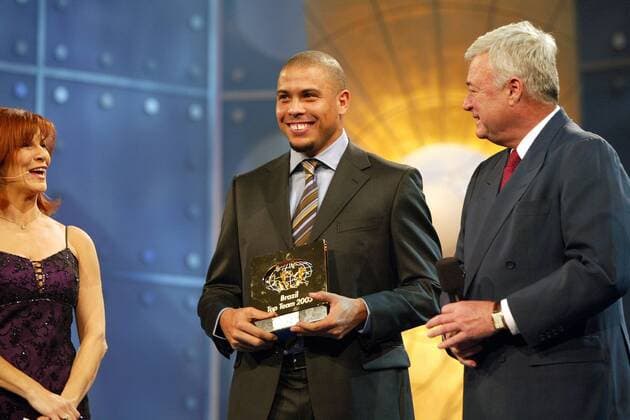 Ronaldo (li.) und CBF-Präsident Ricardo Teixeira (beide Brasilien) präsentieren stolz den Preis für das FIFA Top Team 2003 Fußball Herren Wahl zum Weltfußballer des Jahres 2003, FIFA World Player of the Year Award, Fußballer, Gala, Feier Gruppe Lachen Basel Freude,