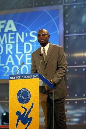George Weah (Liberia) verkündet den Gewinner der Wahl zur Weltfußballerin des Jahres 2003 Fußball Herren Wahl zum Weltfußballer des Jahres 2003, FIFA World Player of the Year Award, Fußballer, Gala, Feier Einzelbild Basel