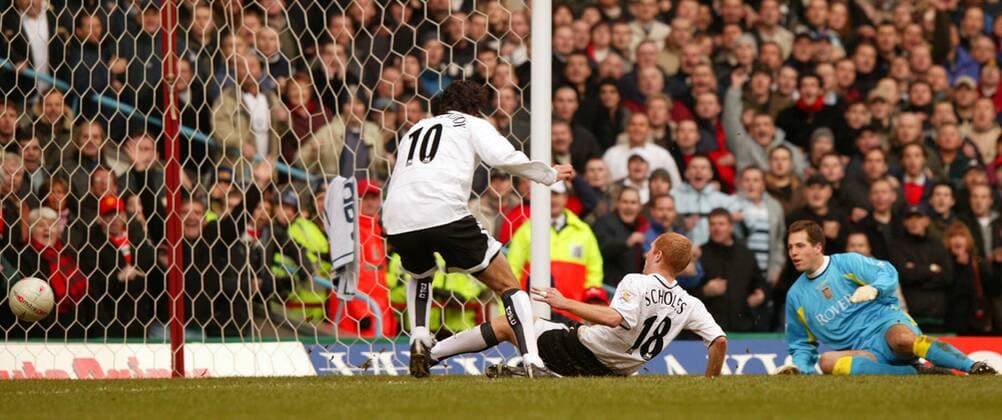 Paul Scholes (Mitte) und Ruud van Nistelrooy (beide Manchester United) lassen Torwart Thomas Sorensen (Aston Villa) keine Chance Fußball Herren FA-Cup 2003 2004, englischer Pokal, Pokalspiel, Aston Villa FC - Manchester United 1:2, ManU, Gruppe Birmingham