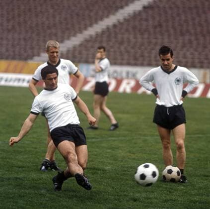 Gerd Müller (li.) zieht ab, Bernd Patzke (re.) und Siggi Held (alle BR Deutschland) schauen zu Fußball Herren DEUTSCHSPRACHIGE SPORTZEITSCHRIFTEN UND -ZEITUNGEN NUR NACH RÜCKSPRACHE, Nationalmannschaft 1967 Gruppe Aufnahmedatum geschätzt Belgrad