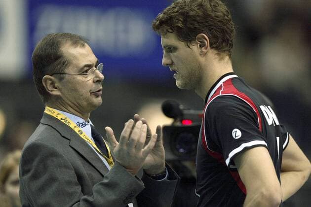 Bundestrainer Stelian Moculescu im Gespräch mit Frank Dehne (beide Deutschland) Volleyball Länderspiel Herren Olympiaqualifikation 2004, Qualifikation, Nationalmannschaft, Nationalteam, Nationaltrikot, Vdig Gruppe Leipzig