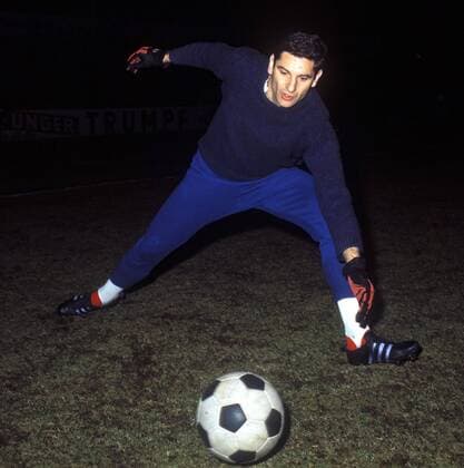 Torwart Petar Radenkovic (1860) beim Training Fußball 1. BL Herren DEUTSCHSPRACHIGE SPORTZEITSCHRIFTEN UND -ZEITUNGEN NUR NACH RÜCKSPRACHE, Saison 1969 1970 Einzelbild München, Peter, Radi