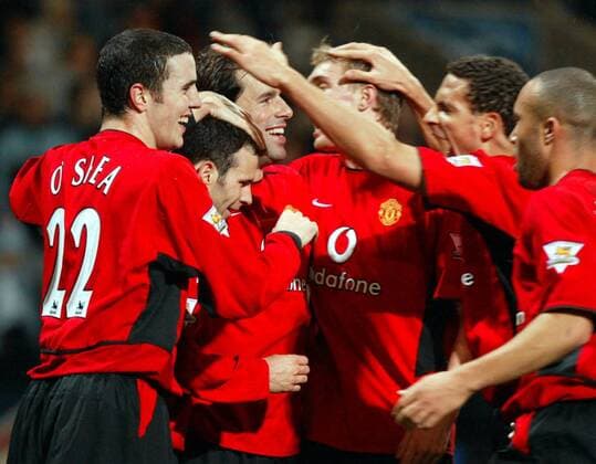 Torjubel Manchester United u.a. mit O Shea (li.) und van Nistelrooy (3.v.li.) Fußball Herren English Premier League 2003 2004, 1. Englische Liga, Bolton Wanderers - Manchester United 0:2, ManU Gruppe Bolton Freude,